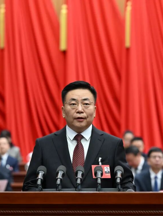 2月4日上午，自治区人民政府主席包钢向大会作政府工作报告。草原云·内蒙古新闻网记者 韩卿立 摄