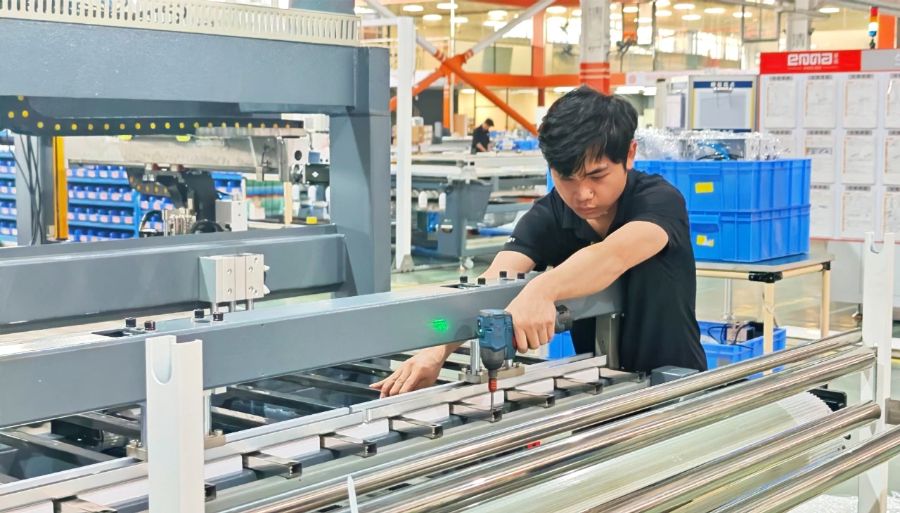 （工业经济对东莞 GDP 增长的贡献度超过八成）