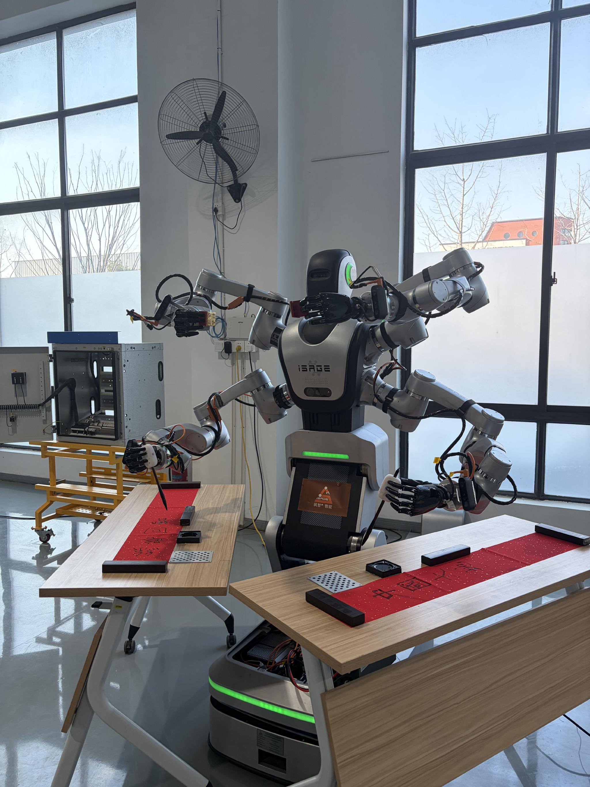 (飒智智能实验室里的四臂具身智能机器人,拍摄/王淑娟)