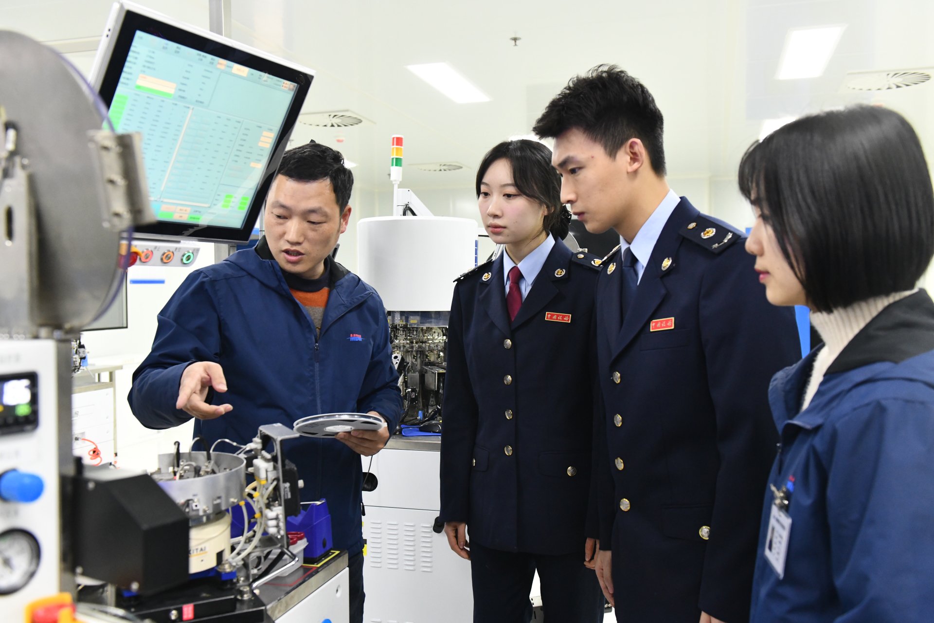 四川明德亨电子科技有限公司工作人员向税务人员介绍芯片生产情况 四川省税务局供图