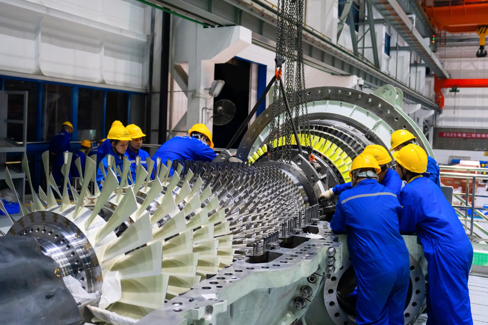 东方汽轮机重型二分厂员工正在进行石岛湾项目机组的精测通流工作 四川省税务局供图