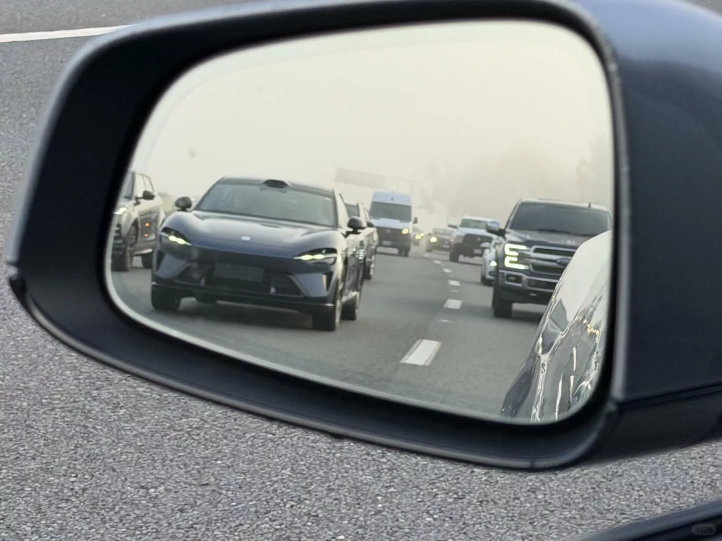 小米 YU7 Max 现身美国高速公路，悬挂 Rivian 工厂所在地伊利诺伊州车牌