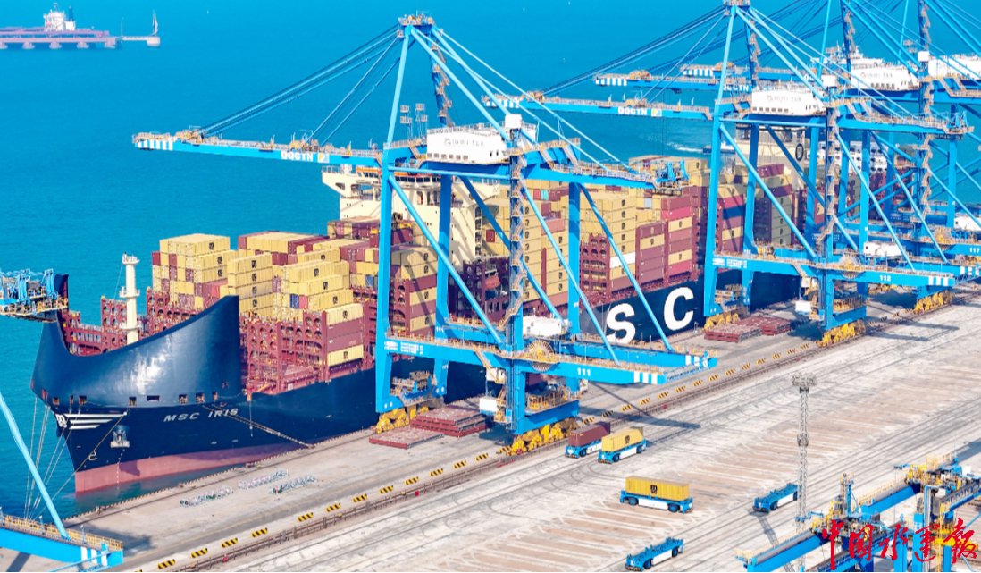 2月4日，在山东港口青岛港全自动化码头，一艘集装箱货轮在装卸货物。