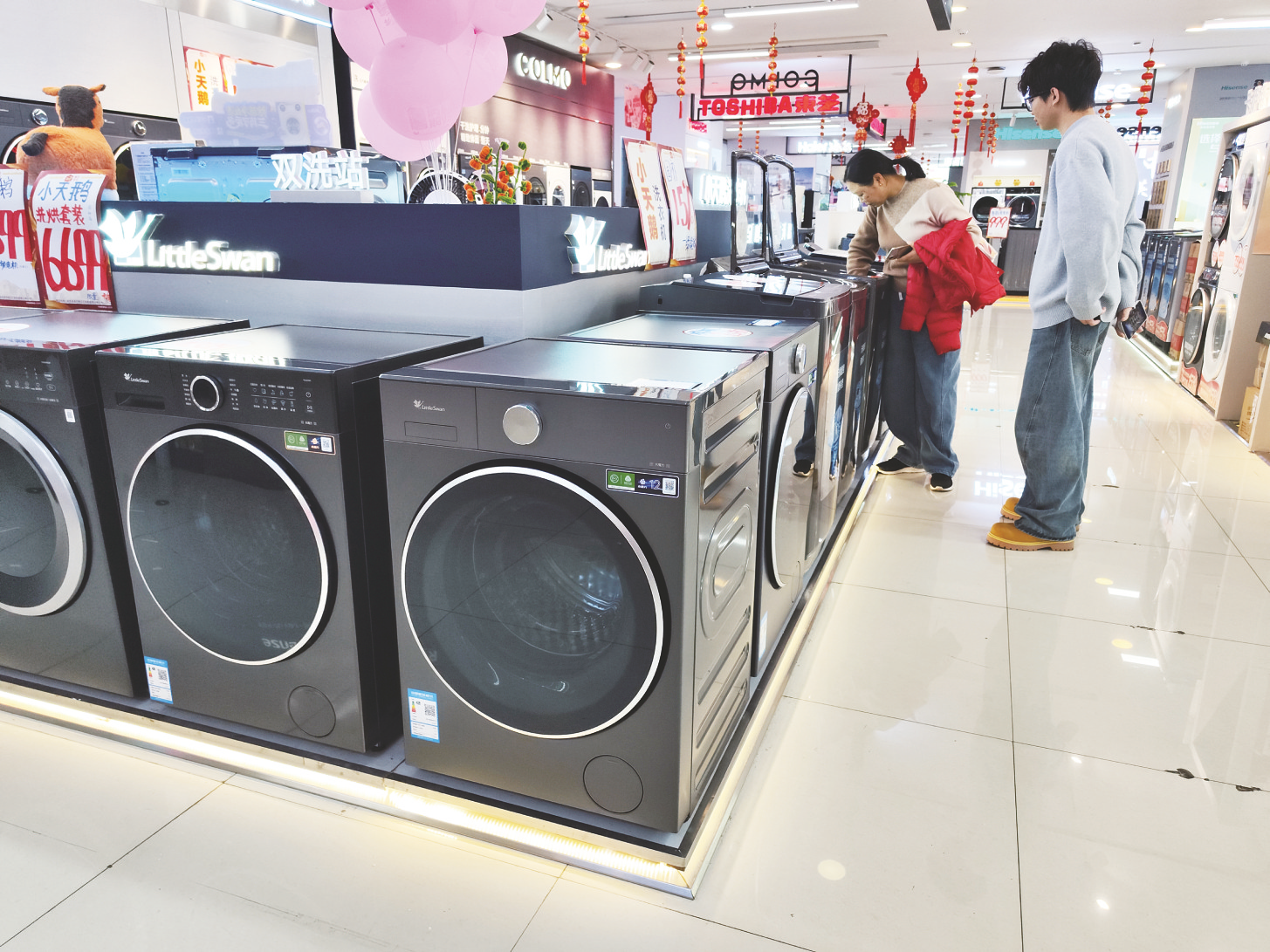     市民在南百家电朝阳店选购家电产品。    本报记者刘增璇 摄