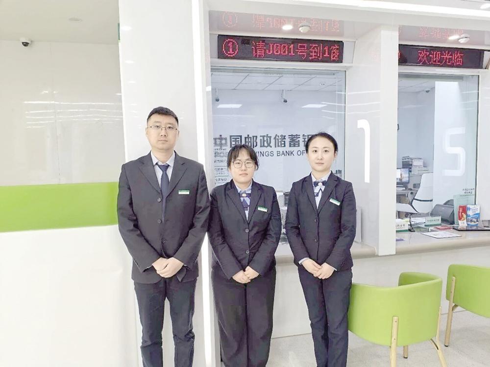 ▲从左到右为新开路支行行长李杨、柜员张佩晨、营业主管韩立燕
