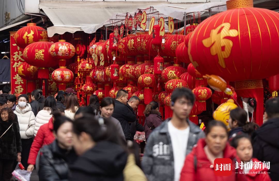 2月4日，成都荷花池小商品批發市場，燈籠、春聯等節慶用品琳瑯滿目。