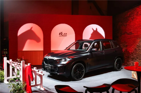 专属刺绣上车！宝马X5马年限量版官图亮相：推出个性化宝石青车漆