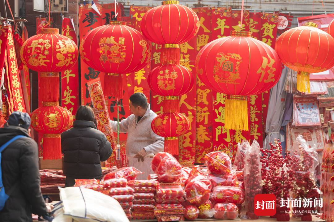 2月4日，成都荷花池小商品批發市場，燈籠、春聯等節慶用品琳瑯滿目，市民在選購各種春聯。
