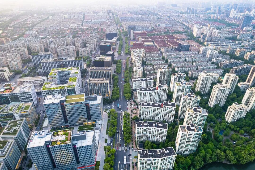 杭州西湖区古墩路城市建筑。图源 视觉中国