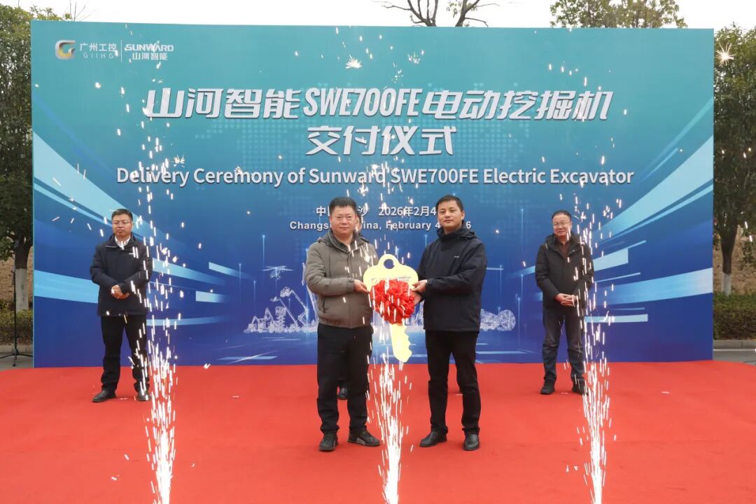 △山河智能挖掘机事业部总经理范峥嵘向客户代表交付设备金钥匙