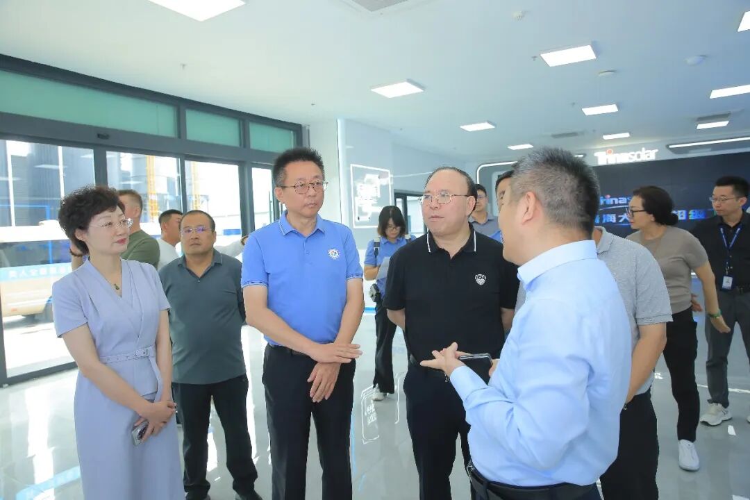 △江浩然（前排左三）深入科技企业调研新质生产力发展情况。