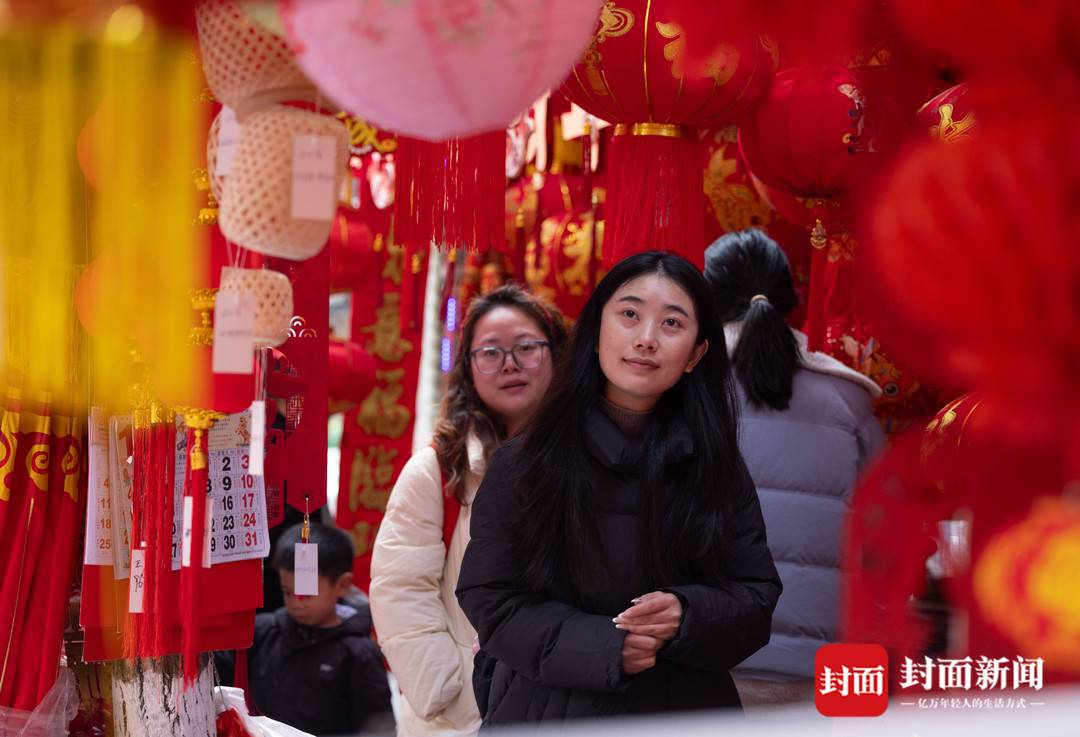 2月4日，成都荷花池小商品批發市場，燈籠、春聯等節慶用品琳瑯滿目。