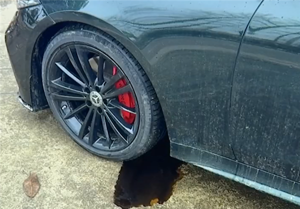 30多万买二手奔驰一个多月就爆缸了！检测出进水商家不认：维权到底就好了