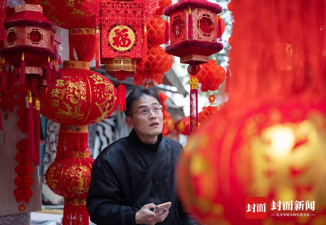2月4日，成都荷花池小商品批發市場，燈籠、春聯等節慶用品琳瑯滿目。