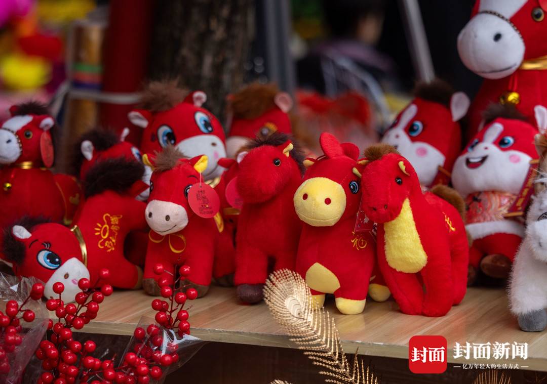 2月4日，成都荷花池小商品批發市場，馬兒造型的飾品很受歡迎。