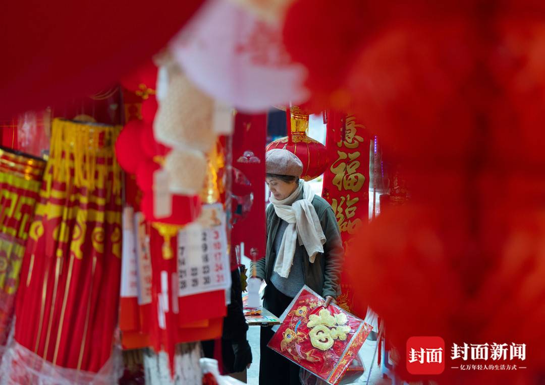 2月4日，成都荷花池小商品批發市場，燈籠、春聯等節慶用品琳瑯滿目。