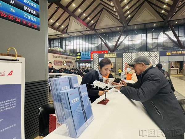 东航苏州站空铁联运换乘服务中心工作人员为春运旅客指引操作（东航供图）