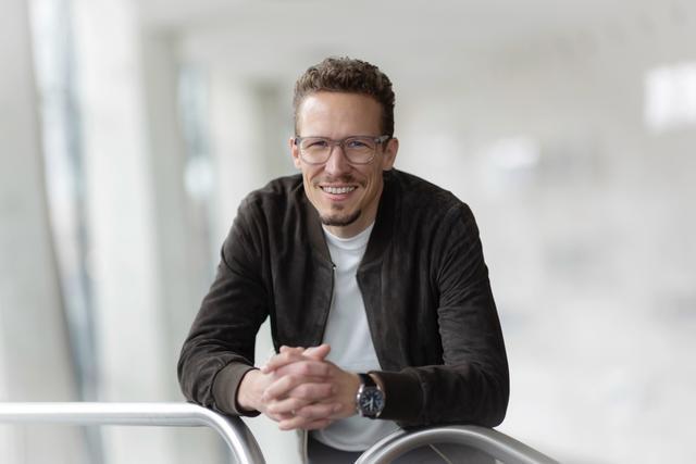 新一代S级轿车后排娱乐系统由中国团队主导 奔驰盖森：中国创新将反哺全球