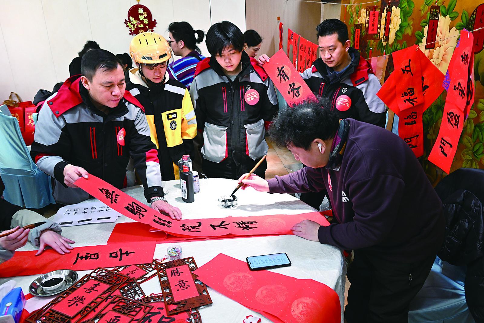 顺丰小队长周师傅 在现场为大家帮忙服务