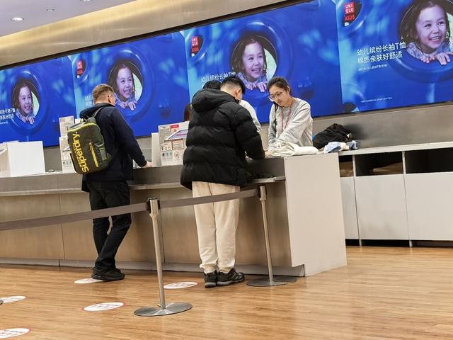 外国游客在优衣库旗舰店退税柜台办理退税。 李宝花 摄