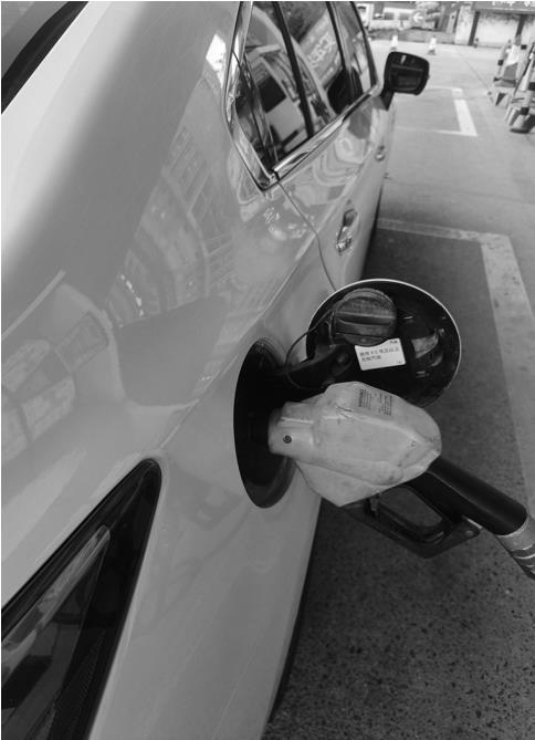 成品油价格上涨前，有车主提前将油箱加满。 本报记者 赵玲玲 摄