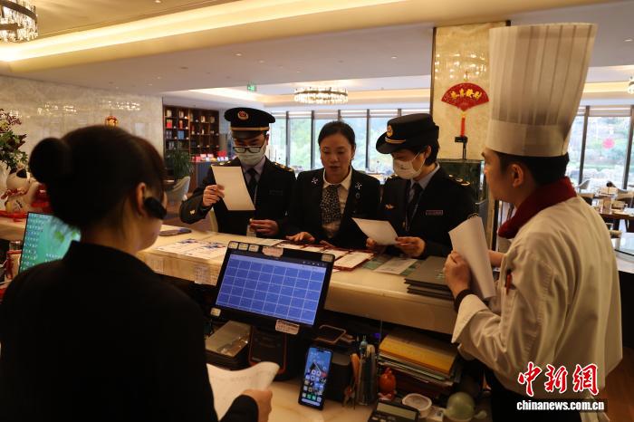 杭州市場監管部門排查年夜飯承辦單位食品安全風險隱患。浙江省市場監管局 供圖