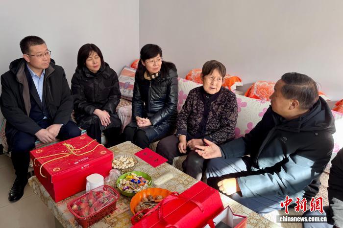 入戶慰問。中新網記者 李佩珊 攝