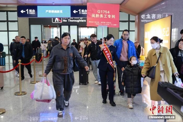 2月5日，福建泉州「青春遇見貴州·團圓號」免費返鄉高鐵專列暖心開行。胡尋風 攝