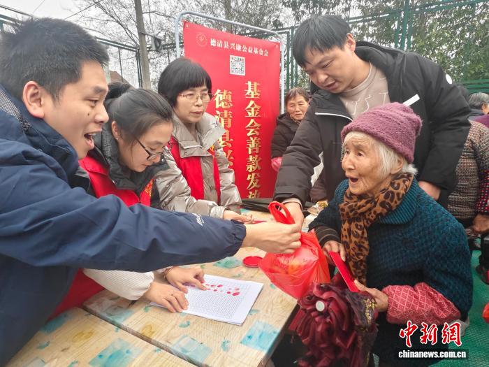 2月5日，浙江德清莫干山，老人家現場領取紅包。莫干山鎮供圖