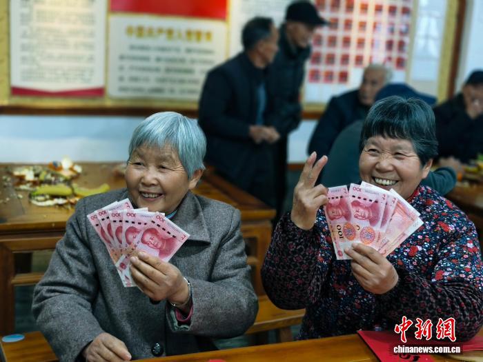 2月5日，浙江德清莫干山，老人家展示自己領取的紅包。莫干山鎮供圖