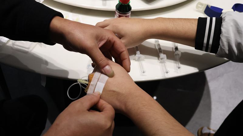 叶胜乐的父亲给他打药，一次打三支1000IU。新京报记者 黄依琳 摄