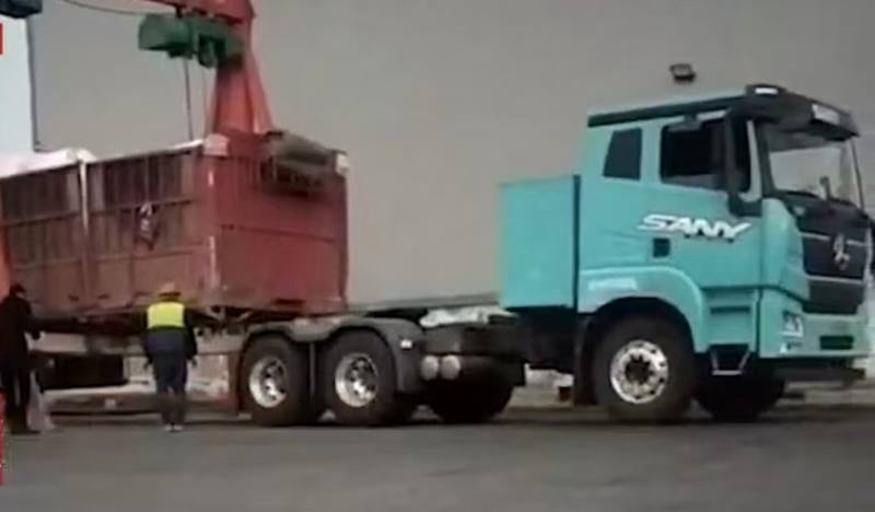 1月17日，洛阳尹川县伊电集团附近停车场，一辆满载挂车正在换上电动车头。新京报记者 李英强 摄