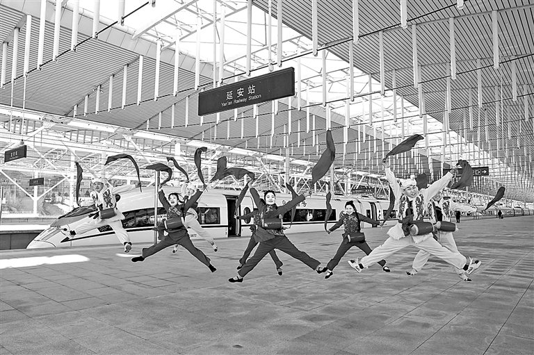 安塞腰鼓队以激昂的表演迎接西延高铁首个春运。刘一江摄/光明图片