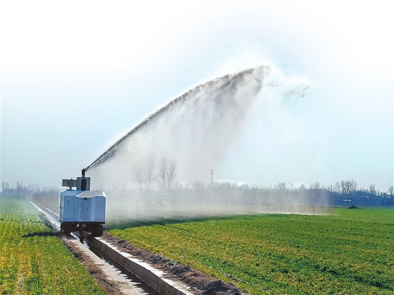 智能灌溉機器人在田間作業。