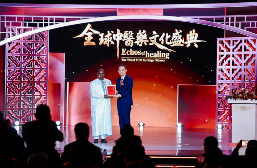 外籍中医博士迪亚拉（左）