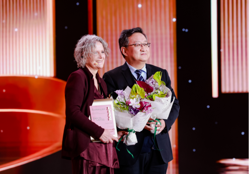 注册西医、1991年成为针灸师的瓦莱利亚（左）