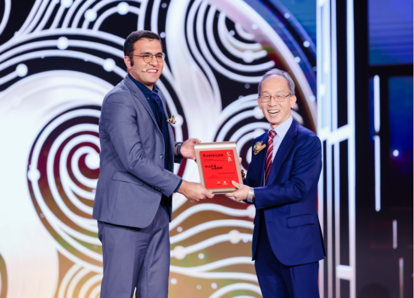 西南大学历史文化学院副教授、西南大学伊朗研究中心研究员艾森·杜思特穆罕默迪（左）