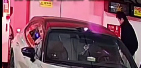 车主拔充电枪突然冒火花 充电站回应：车辆送检 原因调查中