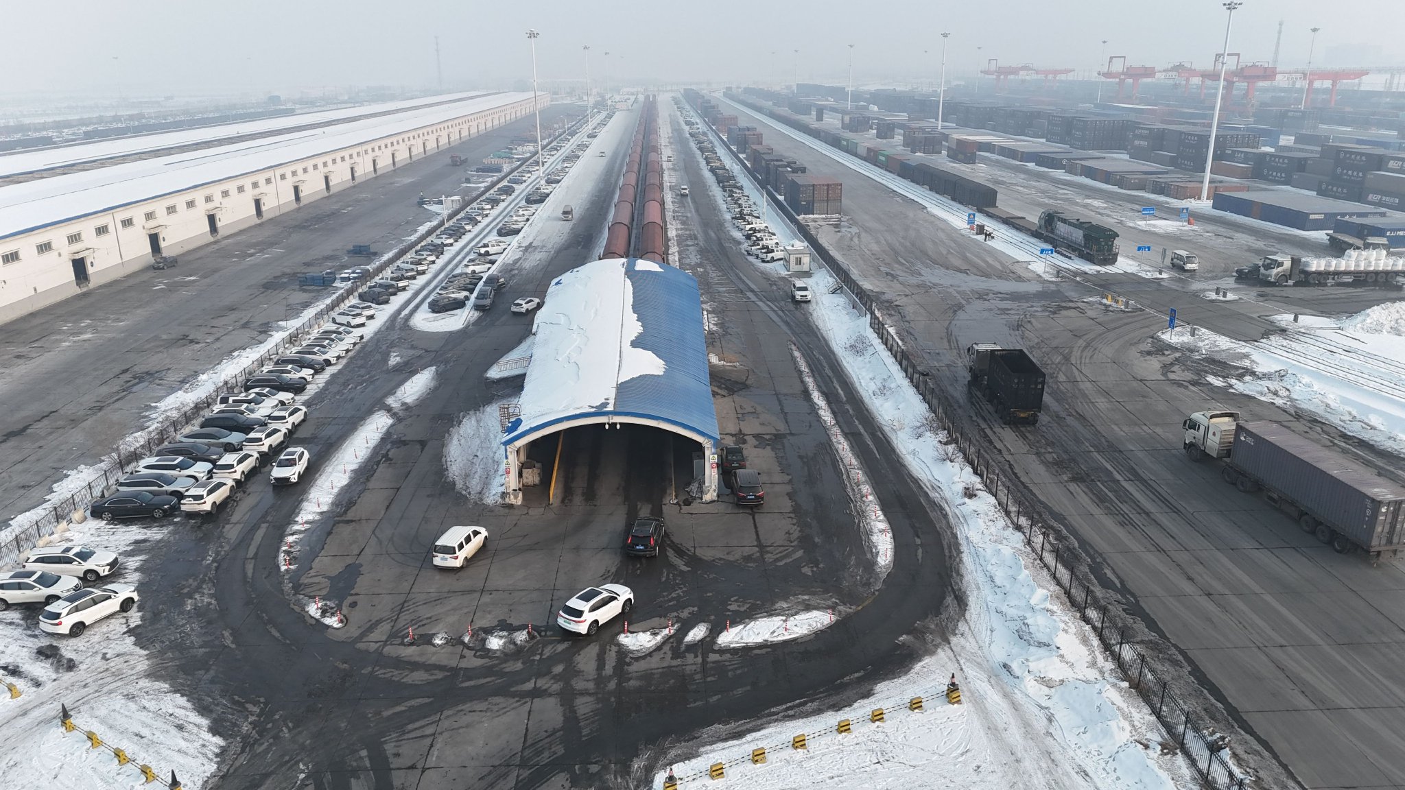 一辆辆汽车正在开上列车集装箱