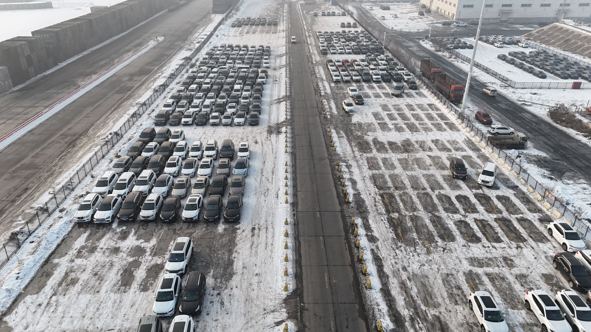 正在等待上集装箱的车辆