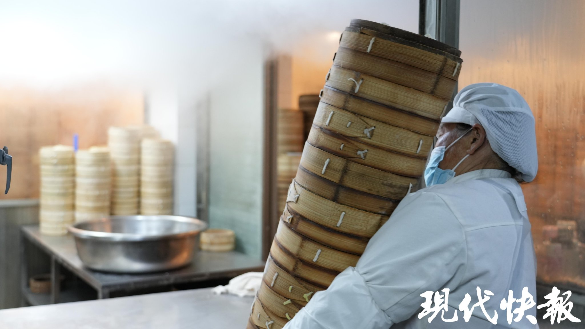 一籠一籠的包子準備蒸製