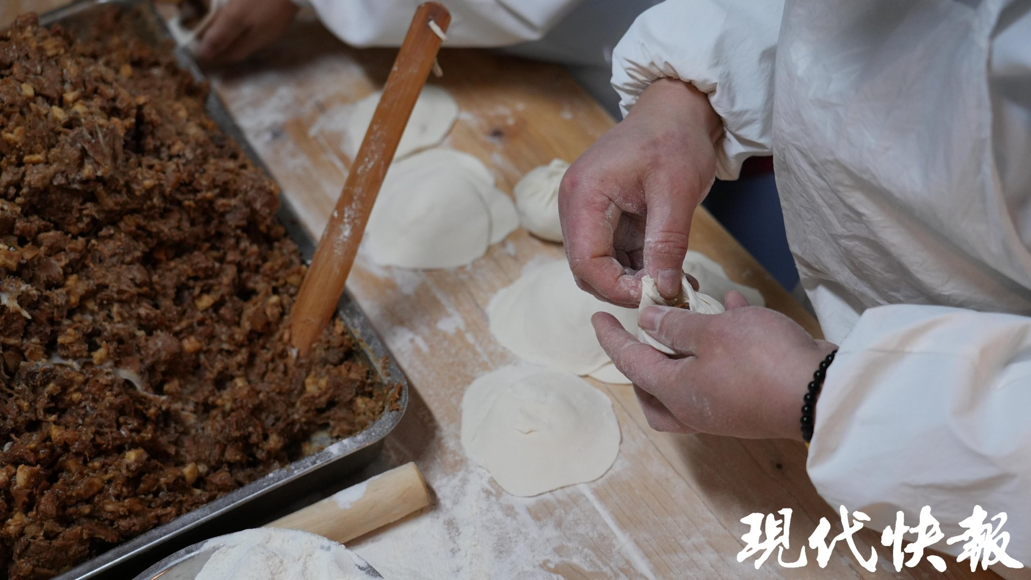 指尖翻飛間一個個包子就誕生了