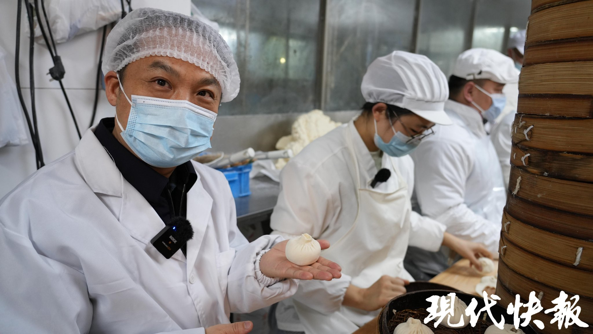記者（左）在周慧敏幫助下試著包了一個包子