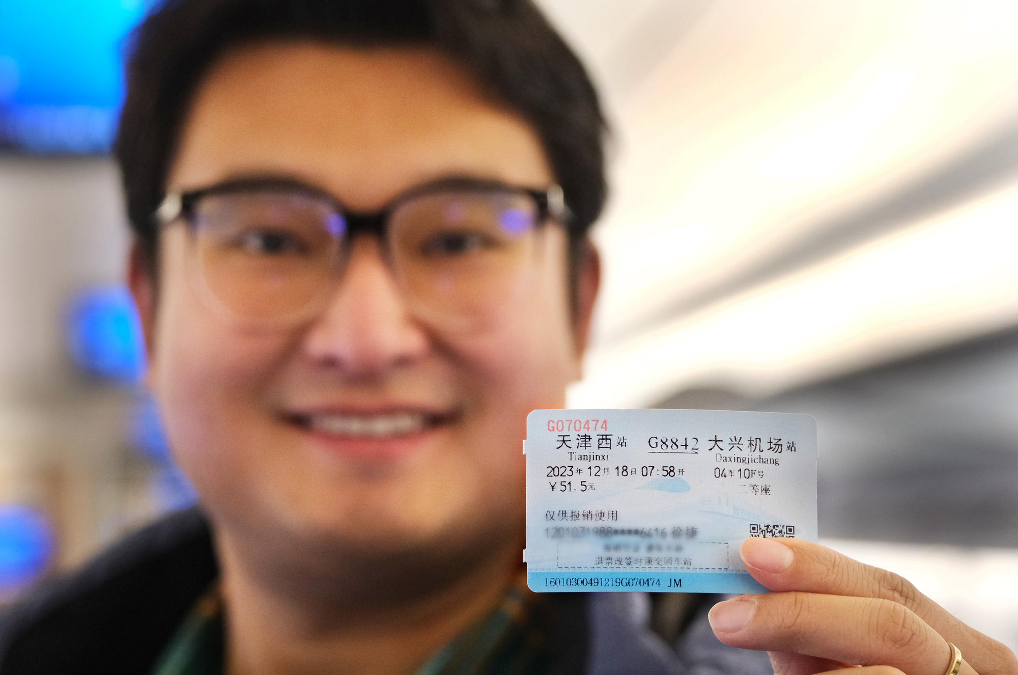 铁路迷体验首趟津兴城际列车（央广网发 杨宝森 摄）