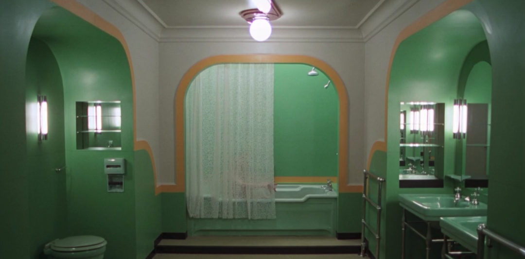 浴室里完全对称的空间结构 /《闪灵》剧照