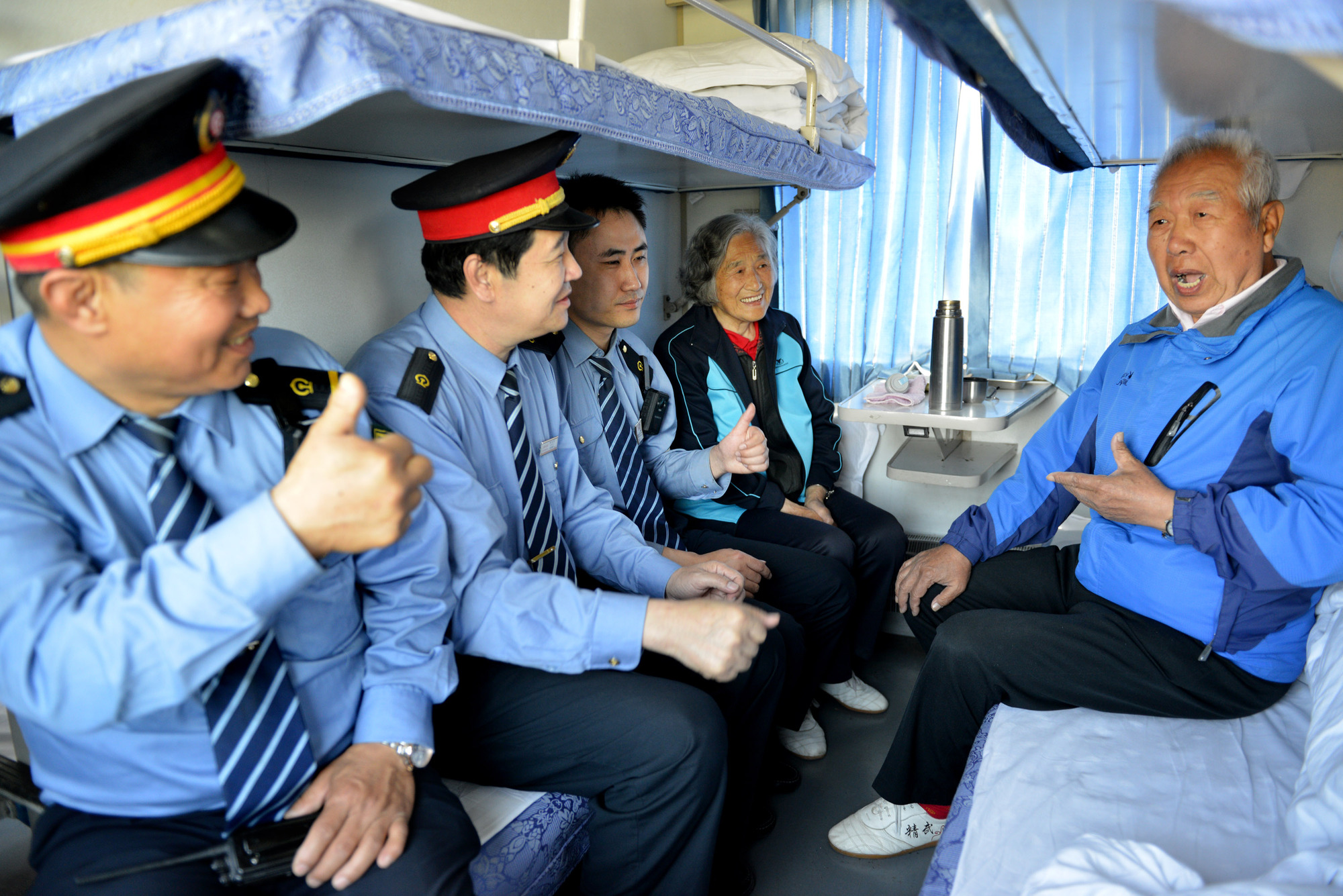 乘客为乘务员即兴朗诵诗歌（央广网发 杨宝森 摄）