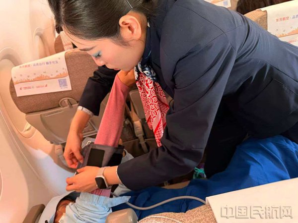 东航空乘在瑞金医院医护人员携手支持下,迅速处置(东航供图)