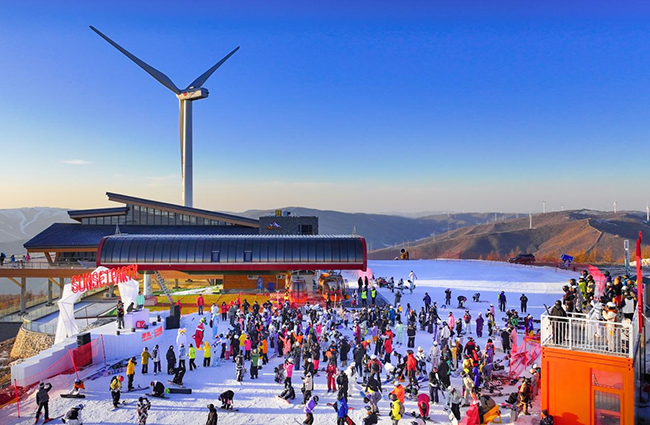 2025至2026雪季河北張家口雪如意滑雪場週末日落派對。人民網記者 李兆民攝