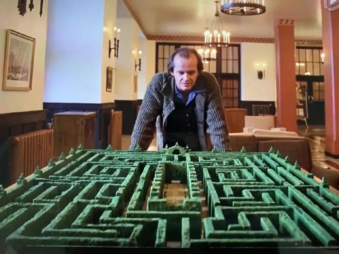 树篱迷宫带来了层层叠叠的幽闭感 /《闪灵》剧照