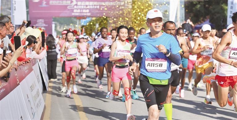 2025贵州·紫云环翠河21K悦动公开赛运动员激情开跑。 杜延卿 摄